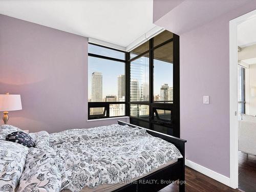 2703-281 Mutual St, Toronto, ON - Indoor Photo Showing Bedroom