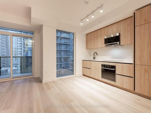 1703-117 Broadway Ave, Toronto, ON - Indoor Photo Showing Kitchen