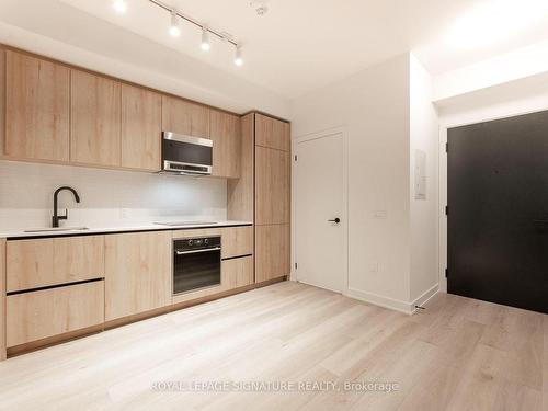 1703-117 Broadway Ave, Toronto, ON - Indoor Photo Showing Kitchen