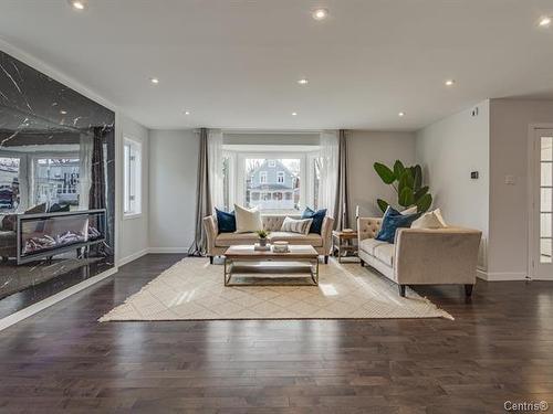 Living room - 231 Av. Clément, Dorval, QC - Indoor Photo Showing Living Room