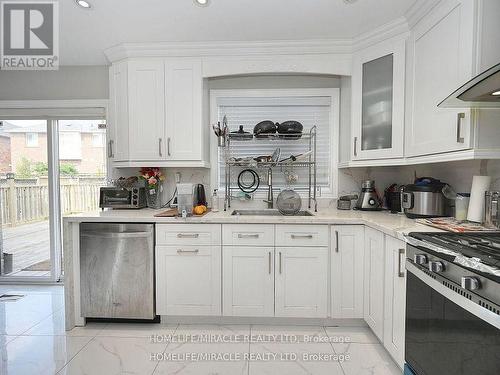 971 Kennedy Circle, Milton, ON - Indoor Photo Showing Kitchen