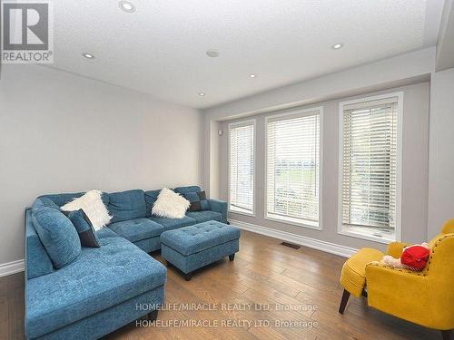 971 Kennedy Circle, Milton, ON - Indoor Photo Showing Living Room