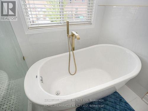 971 Kennedy Circle, Milton, ON - Indoor Photo Showing Bathroom