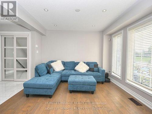 971 Kennedy Circle, Milton, ON - Indoor Photo Showing Living Room