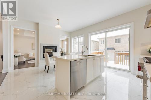 11 Sweet Gale Crescent, Richmond Hill, ON - Indoor Photo Showing Kitchen