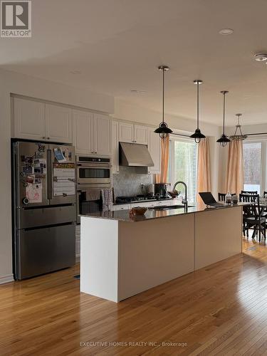 2505 Littlefield Crescent, Oakville, ON - Indoor Photo Showing Kitchen With Upgraded Kitchen