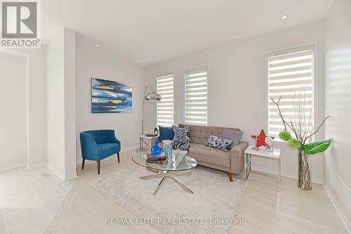 2 Pike Lane, Markham, ON - Indoor Photo Showing Living Room