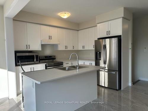 37 Keelson St, Welland, ON - Indoor Photo Showing Kitchen With Double Sink