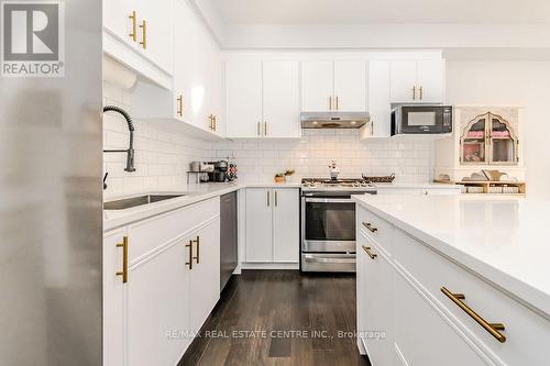 22 Sandstone Street, Cambridge, ON - Indoor Photo Showing Kitchen With Upgraded Kitchen