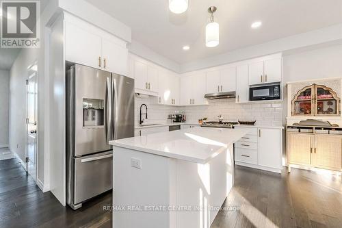 22 Sandstone Street, Cambridge, ON - Indoor Photo Showing Kitchen With Upgraded Kitchen