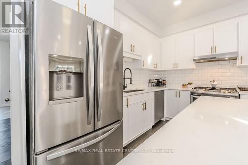 22 Sandstone Street, Cambridge, ON - Indoor Photo Showing Kitchen With Upgraded Kitchen