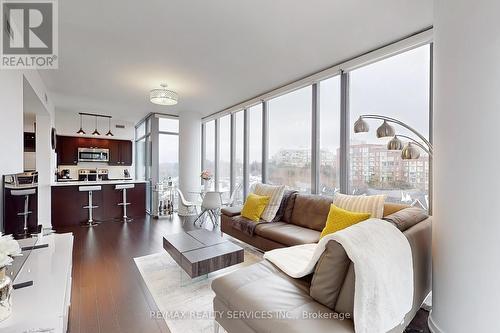 511 - 105 The Queensway Avenue, Toronto, ON - Indoor Photo Showing Living Room