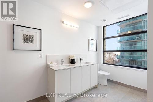 1606 Charles Street, Whitby, ON - Indoor Photo Showing Bathroom