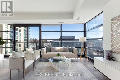 1606 Charles Street, Whitby, ON - Indoor Photo Showing Living Room