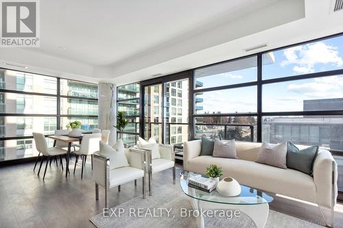 1606 Charles Street, Whitby, ON - Indoor Photo Showing Living Room