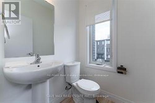 14 Lily Lane, Guelph (Clairfields/Hanlon Business Park), ON - Indoor Photo Showing Bathroom