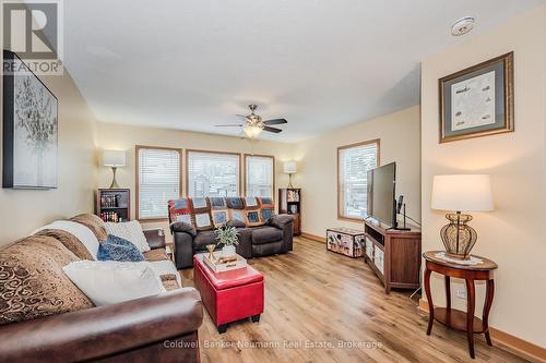 41 Cedarbush Crescent, Puslinch, ON - Indoor Photo Showing Living Room