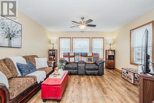 41 Cedarbush Crescent, Puslinch, ON - Indoor Photo Showing Living Room