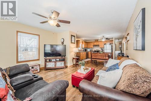 41 Cedarbush Crescent, Puslinch, ON - Indoor Photo Showing Living Room