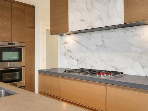 205-1916 Oak Bay Ave, Victoria, BC - Indoor Photo Showing Kitchen