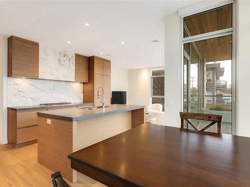 205-1916 Oak Bay Ave, Victoria, BC - Indoor Photo Showing Kitchen