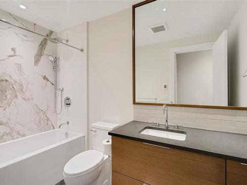 205-1916 Oak Bay Ave, Victoria, BC - Indoor Photo Showing Bathroom