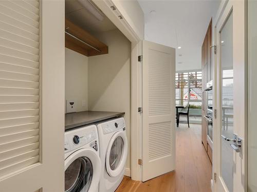 205-1916 Oak Bay Ave, Victoria, BC - Indoor Photo Showing Laundry Room