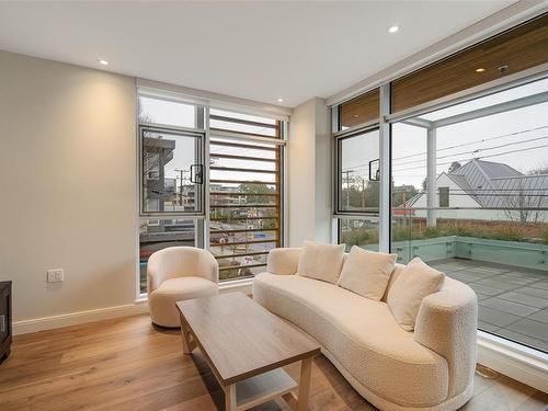 205-1916 Oak Bay Ave, Victoria, BC - Indoor Photo Showing Living Room