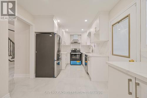 31 Histon Crescent, Brampton, ON - Indoor Photo Showing Kitchen