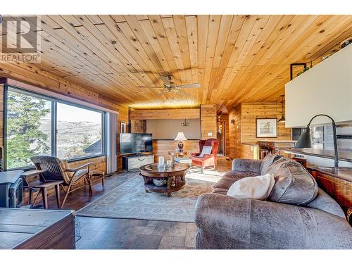 6534 Apollo Road, Vernon, BC - Indoor Photo Showing Living Room