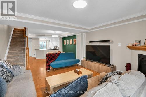 1105 Gablefield Pvt Crescent E, Ottawa, ON - Indoor Photo Showing Living Room