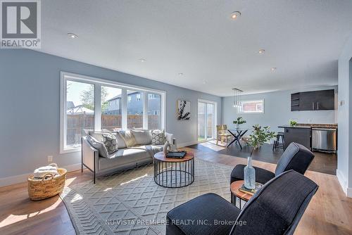 18 - 3560 Singleton Avenue, London, ON - Indoor Photo Showing Living Room