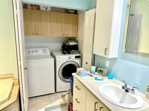 Bathroom - 1061 Av. Des Jardins, Saint-Rémi, QC - Indoor Photo Showing Laundry Room