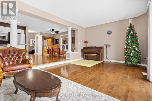 1372 Pleasantview Drive, London, ON - Indoor Photo Showing Living Room