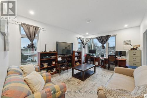 135 Duford Street, Ottawa, ON - Indoor Photo Showing Living Room