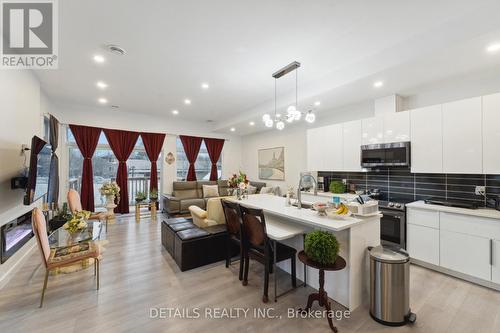 135 Duford Street, Ottawa, ON - Indoor Photo Showing Kitchen With Upgraded Kitchen