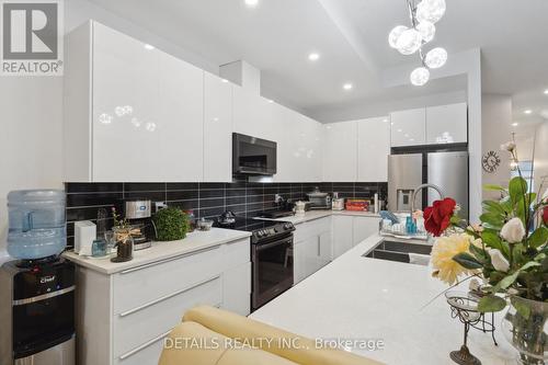 135 Duford Street, Ottawa, ON - Indoor Photo Showing Kitchen With Double Sink With Upgraded Kitchen