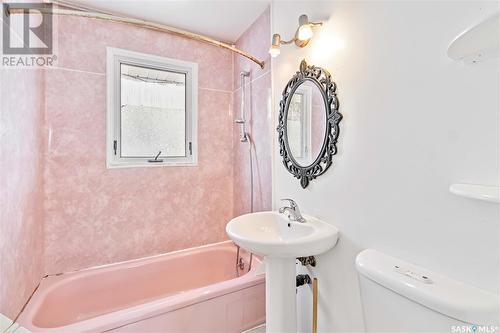 2506 Ewart Avenue, Saskatoon, SK - Indoor Photo Showing Bathroom