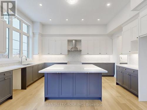 31 Meizhou Avenue, Markham, ON - Indoor Photo Showing Kitchen With Upgraded Kitchen