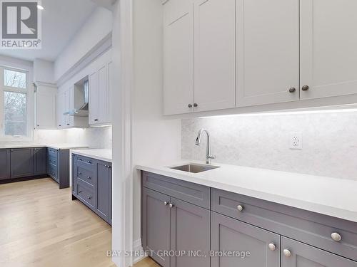 31 Meizhou Avenue, Markham, ON - Indoor Photo Showing Kitchen With Upgraded Kitchen