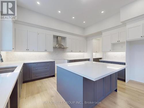 31 Meizhou Avenue, Markham, ON - Indoor Photo Showing Kitchen With Double Sink