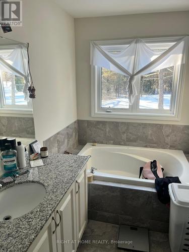 209 Hartsmere Drive, Ottawa, ON - Indoor Photo Showing Bathroom