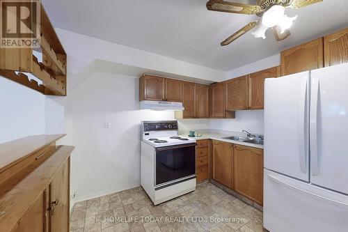 29 Wellington Avenue E, Oshawa, ON - Indoor Photo Showing Kitchen