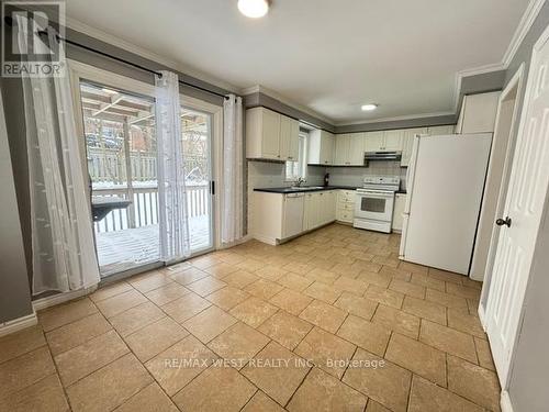 24 Neelands Street, Barrie, ON - Indoor Photo Showing Kitchen