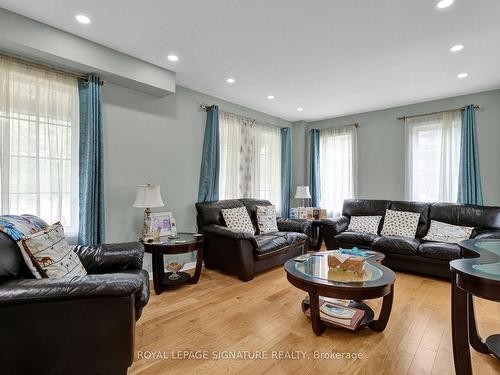 3218 Britannia Rd W, Mississauga, ON - Indoor Photo Showing Living Room