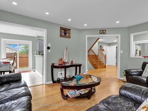 3218 Britannia Rd W, Mississauga, ON - Indoor Photo Showing Living Room