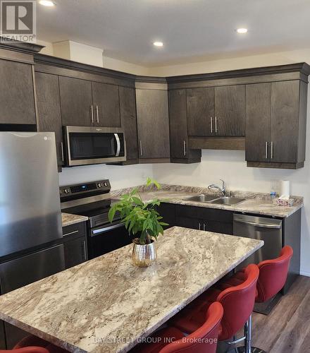 102 West Creek Court, Welland, ON - Indoor Photo Showing Kitchen With Double Sink