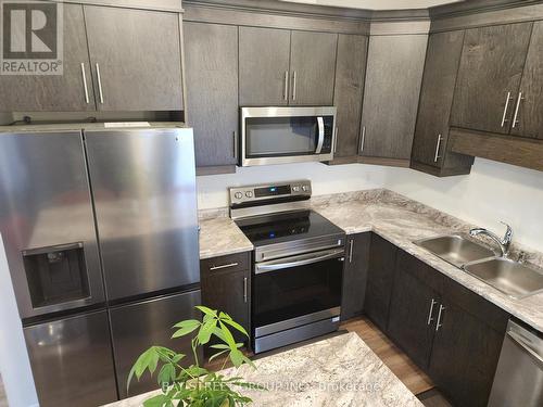 102 West Creek Court, Welland, ON - Indoor Photo Showing Kitchen With Double Sink