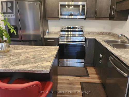 102 West Creek Court, Welland, ON - Indoor Photo Showing Kitchen With Double Sink