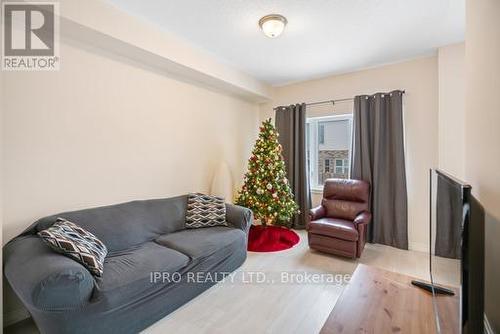 5 Sapphire Way N, Thorold, ON - Indoor Photo Showing Living Room